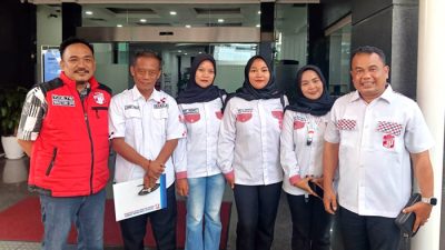 Sekretaris Jenderal (Sekjen) BaraJP, Boy Nababan, didampingi Wasekjen DPP BaraJP Jonny Sirait, Wakil Ketua Umum Yoghie Try Wardhana, dan sejumlah pengurus dan BaraJP lainnya usai menyerahkan Amicus Curiae ke MK
