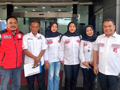 Sekretaris Jenderal (Sekjen) BaraJP, Boy Nababan, didampingi Wasekjen DPP BaraJP Jonny Sirait, Wakil Ketua Umum Yoghie Try Wardhana, dan sejumlah pengurus dan BaraJP lainnya usai menyerahkan Amicus Curiae ke MK