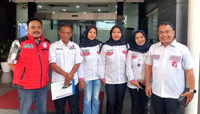 Sekretaris Jenderal (Sekjen) BaraJP, Boy Nababan, didampingi Wasekjen DPP BaraJP Jonny Sirait, Wakil Ketua Umum Yoghie Try Wardhana, dan sejumlah pengurus dan BaraJP lainnya usai menyerahkan Amicus Curiae ke MK