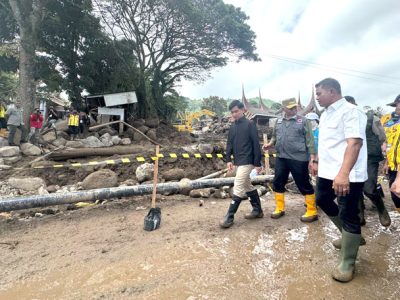 Wapres RI, Gibran Rakabuming melihat langsung proses penanganan bencana. Dukungan pemerintah nyata dan terasa langsung dengan pengerahan berbagai alat berat untuk mempercepat proses penanganan bencana