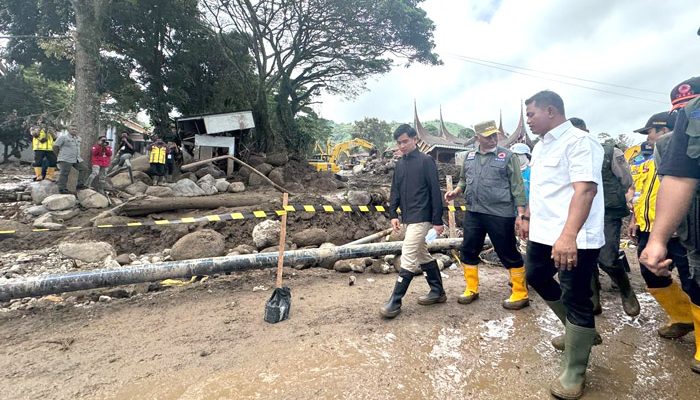 Wapres RI, Gibran Rakabuming melihat langsung proses penanganan bencana. Dukungan pemerintah nyata dan terasa langsung dengan pengerahan berbagai alat berat untuk mempercepat proses penanganan bencana