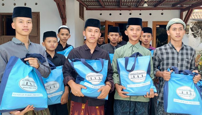 Wujud Kepedulian Wapres Gibran, 300 Paket Sembako Disalurkan untuk Santri di Kebumen
