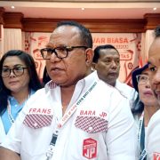 Ketua Umum DPP Barisan Relawan Jalan Perubahan (BaraJP), Willem Frans Ansanay (tengah)
