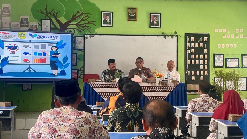 Kepala Dinas Pendidikan (Tengah) memimpin rapat koordinasi program pengentasan ATS Tingkat kecamatan