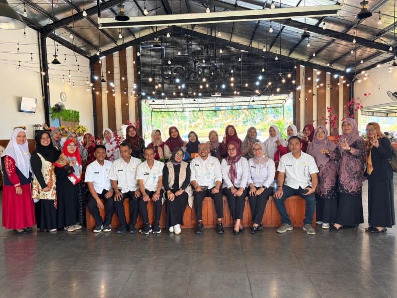 Jajaran Bidang Pembinaan Paud Dikmas Disdik Kab Bogor, berfoto bersama para calon penerima program Insentif Guru Paud Tahun 2026