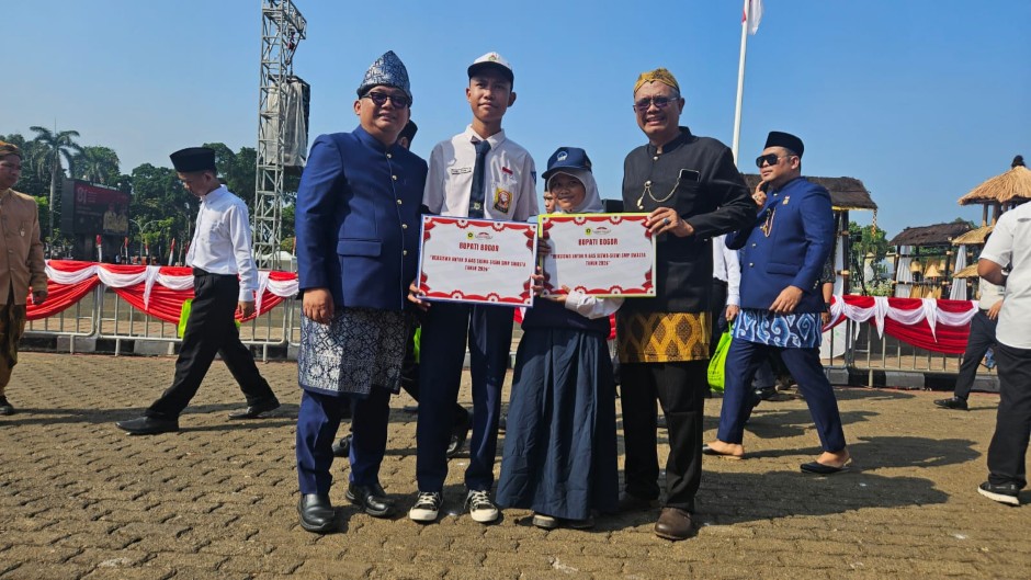 Kepala Dinas Pendidikan (Kiri) didampingi Kepala Bidang Pembinaan SMP (Kanan) sedang berfoto bersama siswa penerima program beasiswa