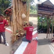 Warga Gotong Royong Bangun Gapura Bambu Ikon Baru Kampung Dayeuh Cimenteng