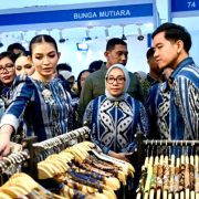 Wapres RI, Gibran Rakabuming bersama istri, Selvi Gibran Rakabuming melihat beragam produk yang dipamerkan para wirausahawan muda di pameran INACRAFT Vol. 5 2026 Youthpreneurs