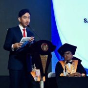 Wisata Ramai, Warga Ikut Sejahtera! Pesan Penting Wapres Gibran di Wisuda Trisakti