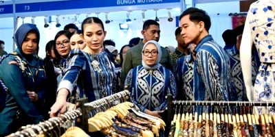 Wapres RI, Gibran Rakabuming bersama istri, Selvi Gibran Rakabuming melihat beragam produk yang dipamerkan para wirausahawan muda di pameran INACRAFT Vol. 5 2026 Youthpreneurs