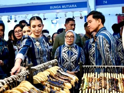 Wapres RI, Gibran Rakabuming bersama istri, Selvi Gibran Rakabuming melihat beragam produk yang dipamerkan para wirausahawan muda di pameran INACRAFT Vol. 5 2026 Youthpreneurs