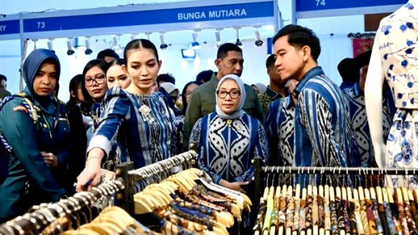 Wapres RI, Gibran Rakabuming bersama istri, Selvi Gibran Rakabuming melihat beragam produk yang dipamerkan para wirausahawan muda di pameran INACRAFT Vol. 5 2026 Youthpreneurs