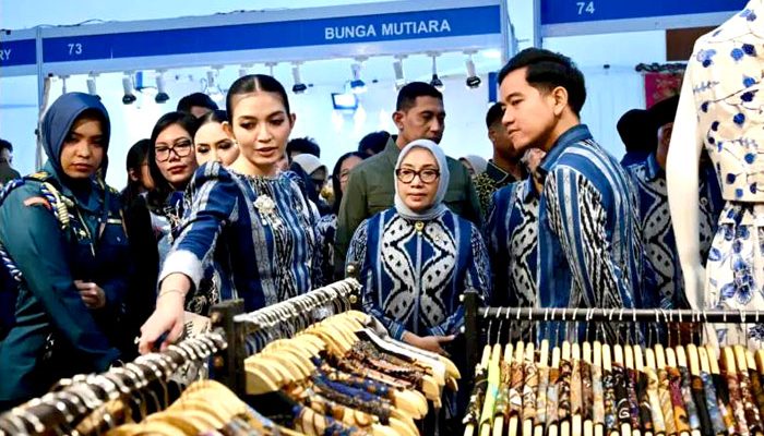 Wapres RI, Gibran Rakabuming bersama istri, Selvi Gibran Rakabuming melihat beragam produk yang dipamerkan para wirausahawan muda di pameran INACRAFT Vol. 5 2026 Youthpreneurs