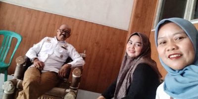 Baju putih, Kades Awaludin Ma'rifatullah, tengah Teh Nci dan Yeyet saat melakukan silaturahmi di Kantor Desa Bojong Jengkol, Kecamatan Ciampea, Kabupaten Bogor.