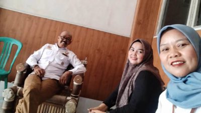 Baju putih, Kades Awaludin Ma'rifatullah, tengah Teh Nci dan Yeyet saat melakukan silaturahmi di Kantor Desa Bojong Jengkol, Kecamatan Ciampea, Kabupaten Bogor.