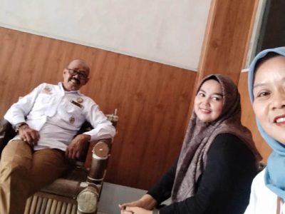 Baju putih, Kades Awaludin Ma'rifatullah, tengah Teh Nci dan Yeyet saat melakukan silaturahmi di Kantor Desa Bojong Jengkol, Kecamatan Ciampea, Kabupaten Bogor.